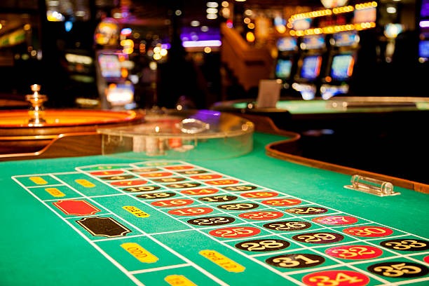 Panel kontrol Wild West Gold menunjukkan opsi taruhan, putaran otomatis, dan tombol bantuan